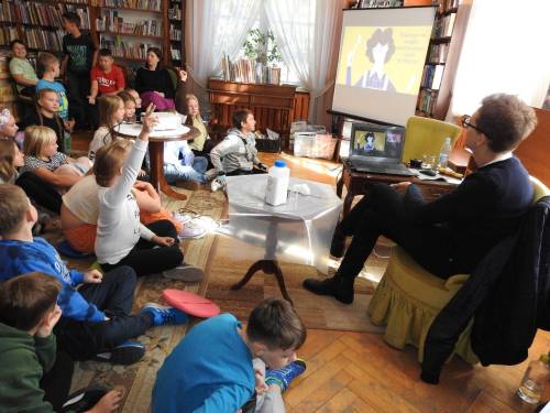 Zdjęcie z wydarzenia o nazwie Festiwal Książki Dziecięcej w Pruszczu Gdańskim, na zdjęciu dzieci podczas zajęć.
